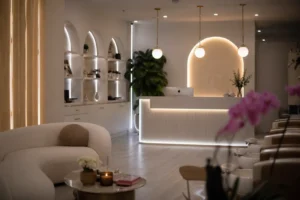 Thiết kế bộ nhận diện thương hiệu và không gian tiệm Nail sang trọng tại Mỹ giúp nâng tầm đẳng cấp và thu hút khách hàng cao cấp.